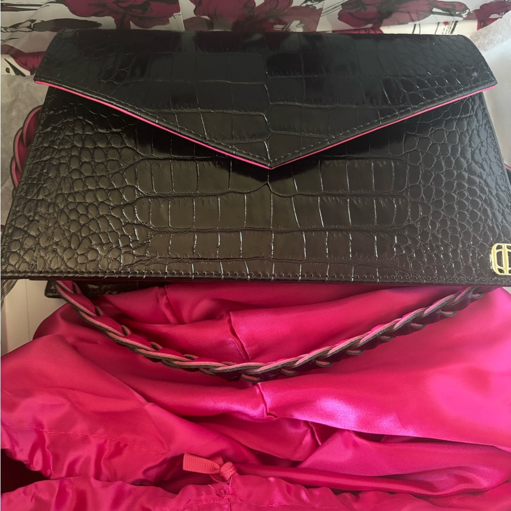 Brand new Anima Iris
Zaya Geo Shoulder Bag! Gorgeous black with pink interior!